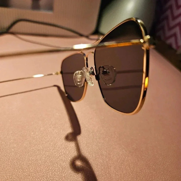 Unisex Black Lenses and Delicate Gold Frame Polarized Aviator Sunglasses - NWOT - Picture 7 of 14